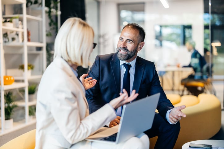 Rendimiento de agente: métricas para coaching y bonificación